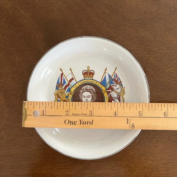 QUEEN ELIZABETH ll SILVER JUBILEE 5 3/8" SOUVENIR DISH - PRINCE WILLIAM POTTERY - Picture 3 of 3